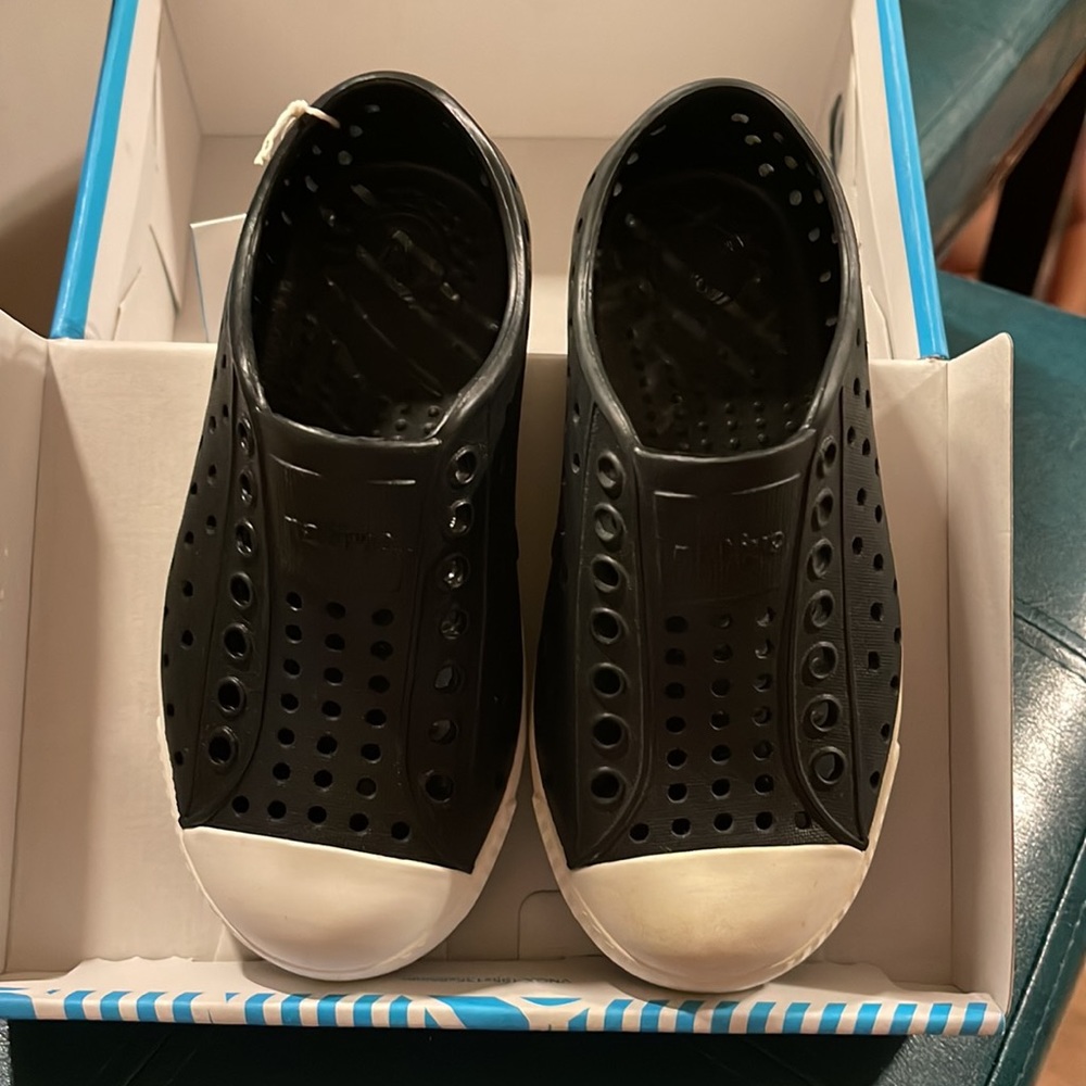 Native toddler shoes size 9 black